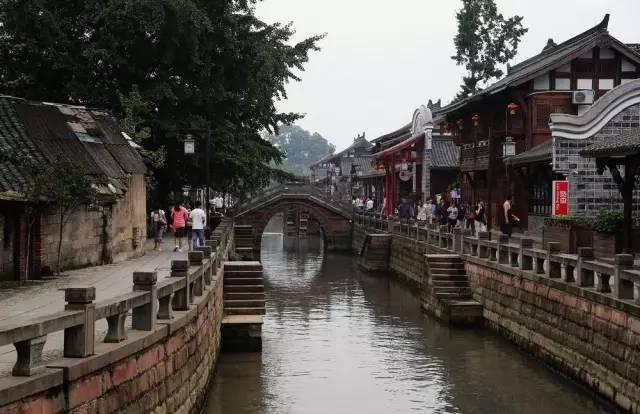 小伙子午后弹吉他邀请妈妈唱歌，妈妈边扫地边唱《向云端》